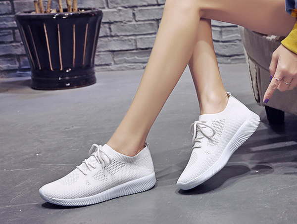 Solid Color Lace-up Flexible Sneakers